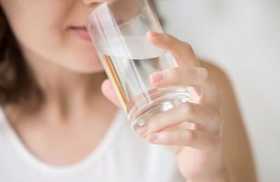 Uống nước có thể chữa đau đầu?