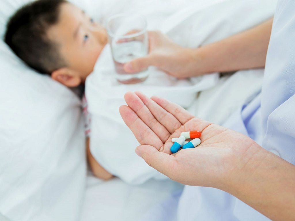 Thuốc hạ sốt uống cách nhau bao lâu là an toàn?
