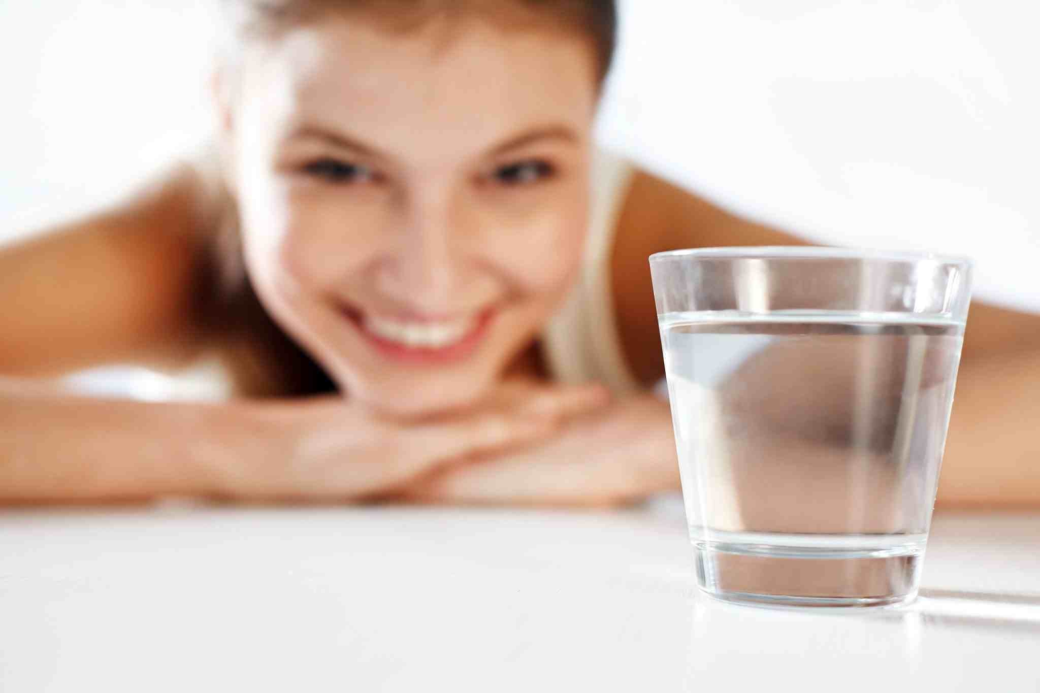 Uống 1 cốc nước ấm vào đúng thời điểm vàng giúp giảm cân