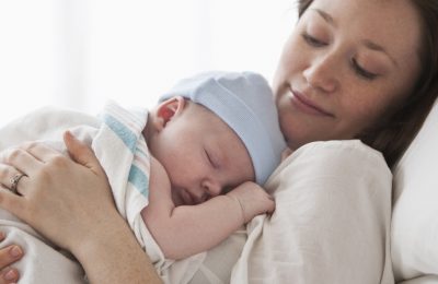Cách chăm sóc mẹ và bé sau sinh đúng cách